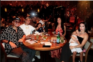 享受美好時(shí)光！安東尼社媒分享度假照片，本賽季5場(chǎng)1球1助