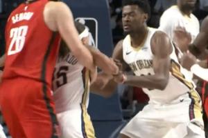 老六想往發(fā)動(dòng)沖擊被申京直接架住腋下往后一扔險(xiǎn)些再摔一跤