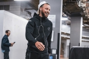 勇士入場照：庫里運(yùn)動(dòng)裝似小孩兒 穆迪有點(diǎn)禿 TJD這穿了秋衣？