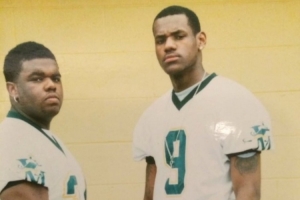 青春年少！詹姆斯轉(zhuǎn)發(fā)與高中隊(duì)友身穿橄欖球隊(duì)服合照