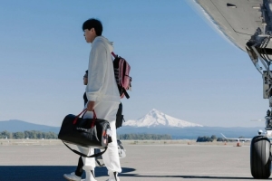 開拓者前往猶他客場登機照 楊瀚森依然背著粉色小書包