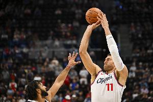 油箱油還很足！大洛佩斯首節(jié)5分鐘三分4中3射落9分 另有1板1帽