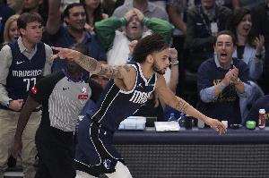 兢兢業(yè)業(yè)！萊夫利出戰(zhàn)25分鐘 7中5砍下12分11板2帽