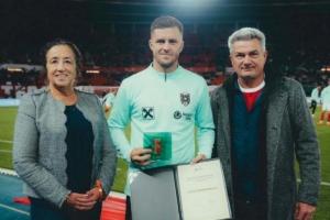 官方：萊比錫中場鮑姆加特納助力烏干達(dá)教育慈善，獲公平競賽獎(jiǎng)