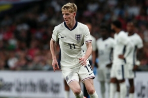 伯恩：戈登對(duì)我們?cè)诟率依锓琶绹?guó)歌曲不滿(mǎn)意，他說(shuō)不是好兆頭