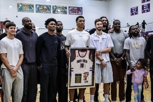 全隊出席小賈巴里-史密斯高中球衣退役儀式！火箭隊內(nèi)氣氛沒誰了