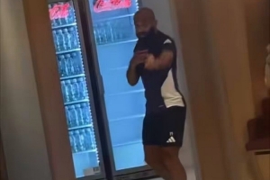 氣氛搞起來！姆伯莫在卡靈頓基地唱跳RAP