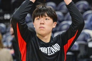 媒體人：楊瀚森今天表現(xiàn)相對平庸 沒有籃板 卡位意識還得練