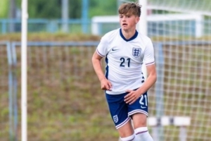 記者：紐卡擊敗曼聯(lián)等隊(duì)，將以37.5萬(wàn)鎊+獎(jiǎng)金簽約15歲神童中衛(wèi)