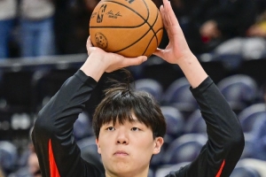 季前賽三分10中4！楊瀚森：NBA需要有三分能力把對(duì)方內(nèi)線拉出來