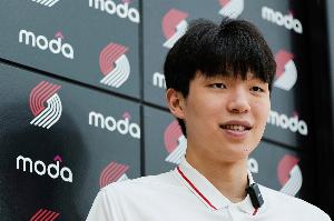 楊瀚森在常規(guī)賽面對的困難更多 需不斷積累經驗 盡快減少防守錯誤