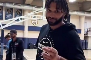 不容易！穆雷挑戰(zhàn)負角度投籃：前四次框框打鐵 第五次命中