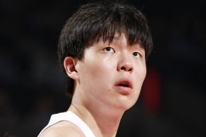 媒體人：楊瀚森被爵士內線打爆了 沒摘得任何1個籃板確實有點離譜