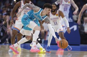 別人都是長(zhǎng)高！黃蜂全是變矮！7位黃蜂球員官方數(shù)據(jù)身高縮水