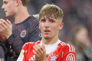 17歲拜仁小將倫納特-卡爾榮獲德國足協(xié)頒發(fā)的弗里茨-瓦爾特獎銀牌