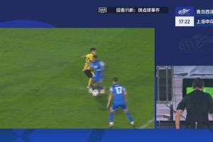 馬納法倒地，主裁看VAR判罰點球！吳曦點射命中，申花1-1西海岸