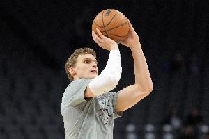 狀態(tài)不錯(cuò)！馬爾卡寧半場(chǎng)9投5中&罰球2中2 得到13分2板4助1帽