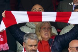 ??看光頭識人！馬雷斯卡看臺上觀戰(zhàn)，被球迷的圍巾擋住臉了