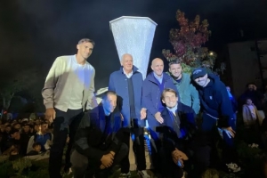 亞特蘭大慶祝俱樂部成立118周年，制作歐聯(lián)杯獎杯的大理石雕像