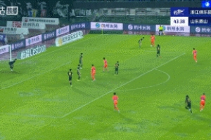 激情滑跪慶祝！黃政宇凌空彈射破門，收獲泰山生涯第二球