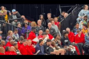 楊瀚森替補(bǔ)席不甘哭泣！美網(wǎng)友：更支持他了！球員有羞恥心是好事