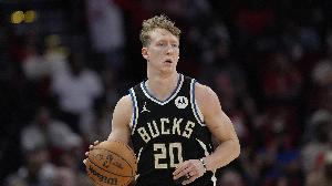 場(chǎng)均7.4分2.4板1.5助！雄鹿官方：與后衛(wèi)AJ-格林達(dá)成多年續(xù)約協(xié)議