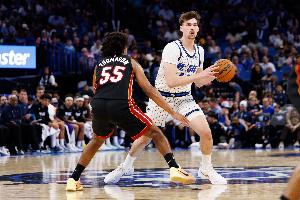 莫斯利：卡斯?fàn)栴D非常職業(yè)能完美適配球隊對抗強度 防多個位置