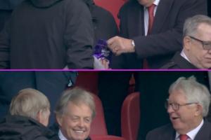 曼聯(lián)領(lǐng)先！弗格森在看臺(tái)上分享巧克力給達(dá)格利什，弗爵笑得超開心