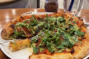 犒勞自己！詹姆斯自拍在家享用晚餐：香菜披薩+一杯紅酒