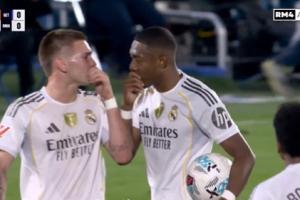 不和諧…馬斯坦托諾與阿拉巴爭罰任意球，未果后表露不滿略顯生氣