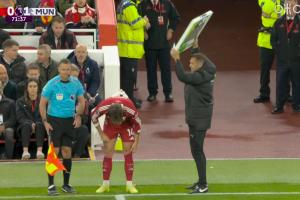 第72分鐘利物浦換下伊薩克，基耶薩登場(chǎng)