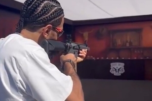 標(biāo)準(zhǔn)男友！文森特化身神槍手為女友贏下奶牛玩偶