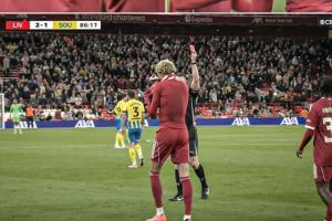 紅牌惹的禍？?；倏巳炯t后1停1首發(fā)2替補(bǔ)，3場0球0助利物浦全負(fù)