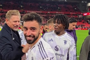 舒梅切爾賽后與拉門斯擁抱，祝賀曼聯(lián)球員雙紅會(huì)取勝