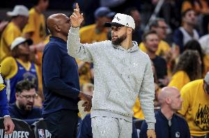 助教：庫(kù)里此前受傷就是過(guò)度疲勞 拼命擠進(jìn)季后賽&打火箭強(qiáng)度太大