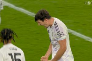 領(lǐng)導(dǎo)力！馬奎爾賽后怒吼慶祝，與隊(duì)友一一擁抱慶祝