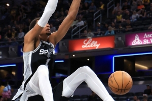 武圣：文班的沖擊力又進(jìn)化了 我真覺(jué)得他這賽季能場(chǎng)均四雙