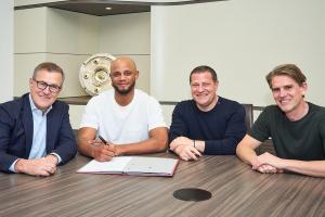 間隔8任主帥！孔帕尼是15年來首位續(xù)約的拜仁主帥，上次是范加爾