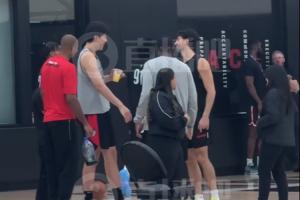 氣氛歡樂(lè)備戰(zhàn)揭幕戰(zhàn)！楊瀚森手拿飲料跟助教說(shuō)笑