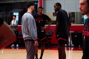 明天客戰(zhàn)衛(wèi)冕冠軍雷霆！火箭曬訓(xùn)練照：杜蘭特申京賈巴里同框