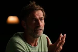 克洛普：有球員問(wèn)我為何待人不一，我回答因?yàn)樗跊]窗戶房子長(zhǎng)大