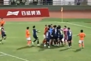 川超有球員被踩中踝關(guān)節(jié)骨裂，引發(fā)雙方球員沖突