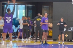 詹姆斯現(xiàn)身湖人訓練場！雷迪克：暫無更新 目前只是個人訓練