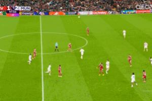 機(jī)靈鬼！雙紅會(huì)最后1分鐘庫(kù)尼亞踢倒瓊斯，順勢(shì)拖延時(shí)間惹惱索博