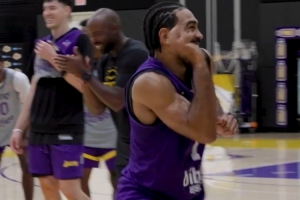 湖人隊(duì)內(nèi)訓(xùn)練視頻：一對一激情對抗 佩林卡圍觀 文森特模仿走步