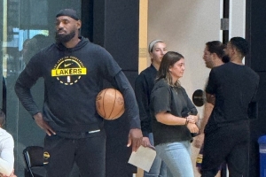 湖人訓(xùn)練備戰(zhàn)揭幕戰(zhàn) 詹姆斯抱著籃球場(chǎng)邊觀摩&與教練攀談