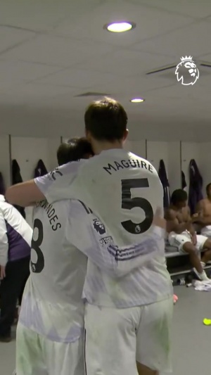英雄凱旋！馬奎爾賽后回到更衣室，隊(duì)友拍頭鼓掌歡迎+B費(fèi)搞怪慶祝