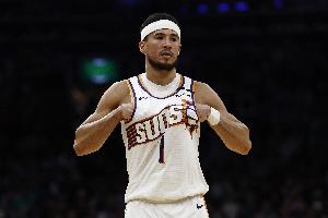 布克：新賽季要以努力與溝通為基石每日進(jìn)步 一步一個(gè)腳印