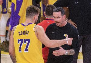 經(jīng)典湖三崩！湖人3分多鐘被勇士打了16-4 僅靠東契奇進(jìn)了兩個(gè)2+0