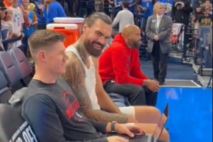 火記：杜蘭特走進(jìn)球場(chǎng)時(shí)有一些雷霆球迷噓他 亞當(dāng)斯也湊了熱鬧